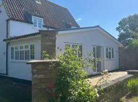 Spacious Countryside 4-Bed - Free Parking - Easy Access to main Roads - Contractor Ready