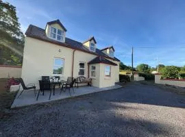 3-Bed House Sleeps 6 with Garden and Parking