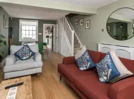 Central & Quiet Georgian House with Sunny Patio