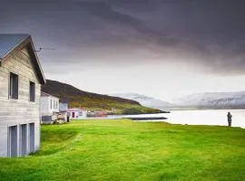 House Vallholt in Grenivík - Waterfront, Private Hot Pot - by Nollur