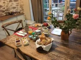 Les 3 Pigeons chambre dans maison 1er étage située côté rue