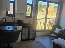 Studio - Sleeps 2- Parking