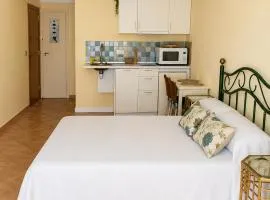 Holibai Misiño, Estudio para dos en Baiona