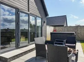 Fir Tree Lodge - Luxurious Lodge with Hot Tub on the NC500 - Thrumster Lodges
