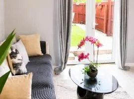 Modern 2BR house 5 min walk LFC Sleep 5 with Free parking