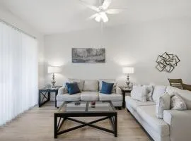 Lakefront 2BR condo near IMG - Pool, Pickleball, Tennis - Tropical Gulf Retreat