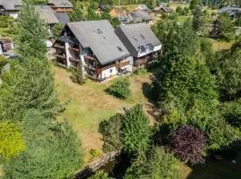 Großer Garten mit Grill,-Spiel und Sitzmöglichkeiten-umgeben von schöner Natur-Ferienhaus Albmatte
