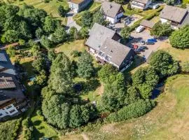 Großer Garten mit Grill,-Spiel und Sitzmöglichkeiten-umgeben von schöner Natur-Ferienhaus Albmatte
