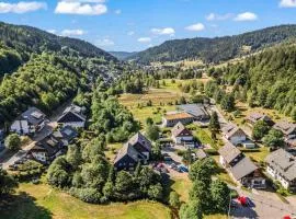 Großer Garten mit Grill,-Spiel und Sitzmöglichkeiten-umgeben von schöner Natur-Ferienhaus Albmatte