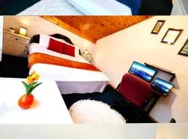 The Work & Chill House - 3BR with Workspace, BBQ, Terrace