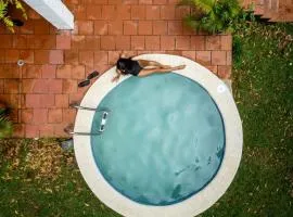Villa Monte Maria Cabaña en Cerro Azul con piscina y chimenea