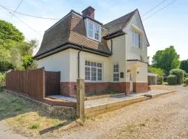 Detached Coastal Home - Walk to Beach - Sleeps 4