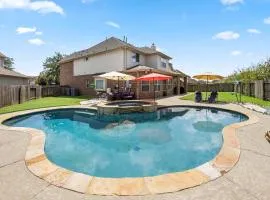 Cozy Home in Houston with heated pool and hot tub