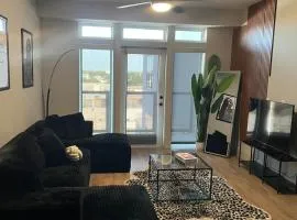 Walkable Dallas Oasis King Suite Free Parking