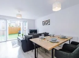 Walk to Airport 3BR 2 Car Drive Washer Dryer