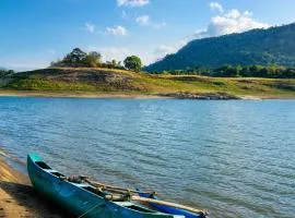 Elee Villa - Waterfront Retreat with Victoria Reservoir & Mountain Views