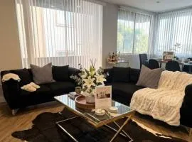 Modern 2BR Hollywood Apt with Rooftop Pool, Free Parking & Close to Walk of Fame and Universal Studios
