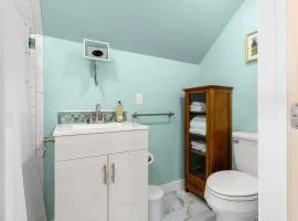 Riverbend Perch - River-view retreat for 2 with kitchen, patio, AC, Wi-Fi