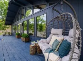 Summer Oasis Hot Tub, Huge Yard, Pool Lakes