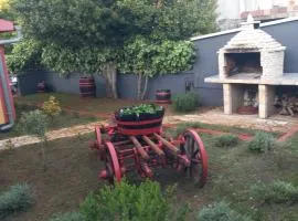Modern Villa with Garden & Terrace, 13 min to Pula Arena