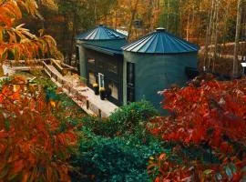 NEW Unique Stay w King Beds and Private Hot Tub