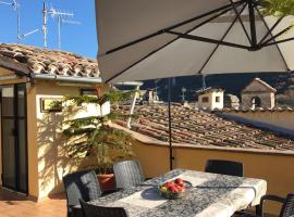 Appartamento con terrazza in Via Campo dei Fiori, hotel ieftin din Spoleto