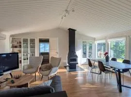 Family-friendly house with proximity to lake and forest