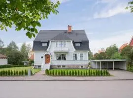 The Villastaden Suite - Elegant Garden-Level Apartment in Gävle