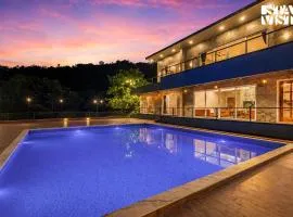 StayVista at La Belleza with Infinity Pool & Lake View Alfresco Dining