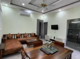 Luxury Jacuzzi Villa Lawn Gazebo Near Airport