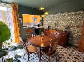 The Painted Terrace - Peaceful Home In Calow Near The Royal Hospital