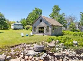 Aril Cottage-Waterfront Escape with Ocean Views