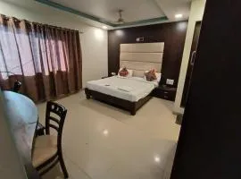 Crown Hotel Aadoree - Near Mumbai Airport, BKC Visa Consultant , Jio Convention Centre