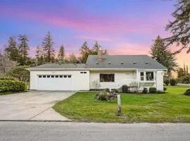 Dog-friendly home with Siuslaw River views fireplace & WiFi - near beach & town