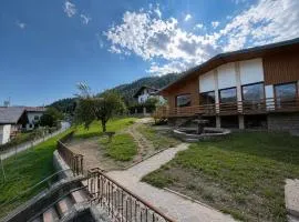 Villa immersa nelle Dolomiti con giardino privato e parcheggio