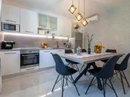 Three Bedroom Villa with Swimming Pool and Hot-Tub