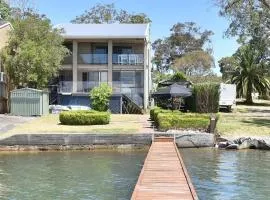 Baywatch Waterfront Lake Retreat with Private Jetty at Silverwater Lake Macqaurie