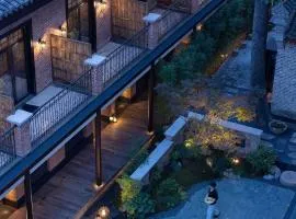 6500·Old Alley Ccourtyard Hotel