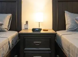 Elegant 2 Bedroom Suite w Modern Amenities