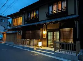 Itsukushimahigashimonzen Kikugawa