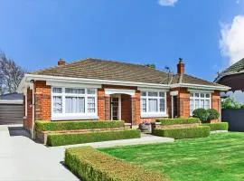 Avenal Retreat - Character Home Near Queens Park