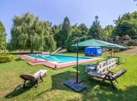 Villa con gran jardín y piscina