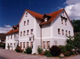 Hotel Gasthof am Schloß, parkolóval rendelkező hotel Pilsachban