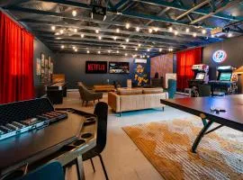 Sauna & Hot Tub Chalet with Game Room, 6BR