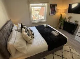 Refurbished two-floor flat in central Guildford sleeps 6