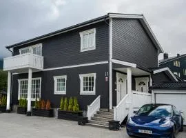 Spacious 3-BR Apartment- 4 min drive to Helgelandstrappa