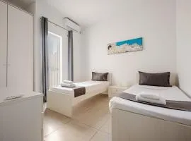 GZR F32 Bright Room with Balcony Private Bathroom Access