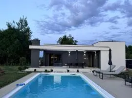 Aurora Noir Retreat
