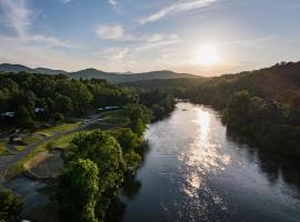 Asheville River Cabins, WorldHotels Backdrop, hotel in Arden
