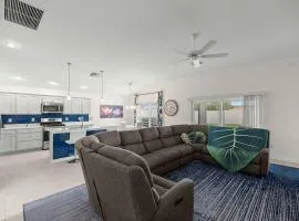 Spacious 3BR - Sleeps 7 - King Bed - Lanai